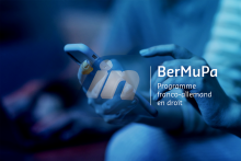 Montage photo avec une personne utilisant son téléphone pour suivre Bermupa sur LinkedIn